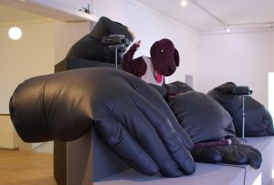 Antonis Pittasi installatsioon "Käed küljes" Tallinna Kunstihoones. Sally saba näitusel "Visuaalne kurnatus"