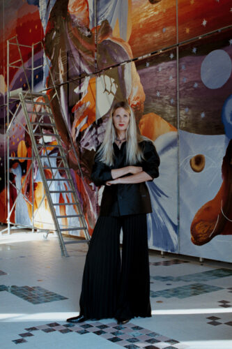 Maria Arusoo 61. Veneetsia kunstibiennaali Eesti paviljonis, taustal Merike Estna näitus „Lekkiva taeva maja“, 2026. Foto: Silver Mikiver